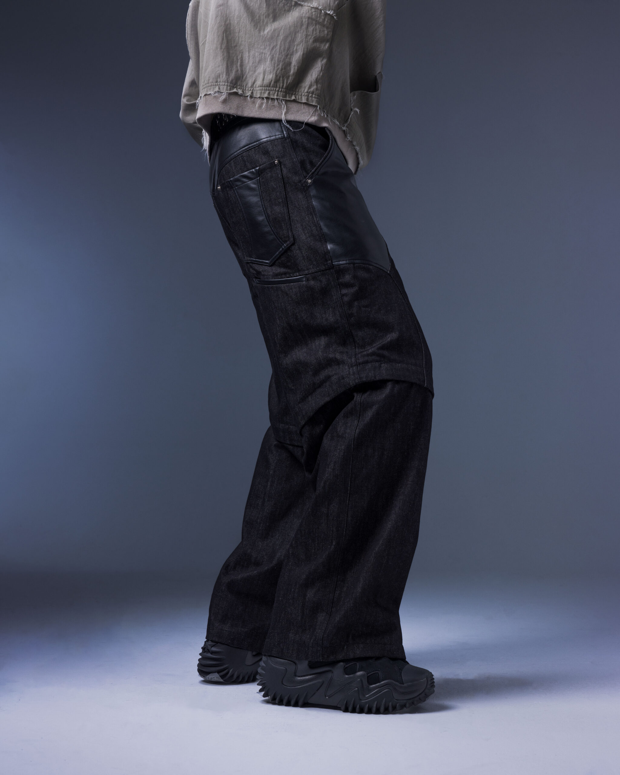 202504051140 Evolution – Membranous Wing Paneled Wide Denim(black/Leather Spliced)