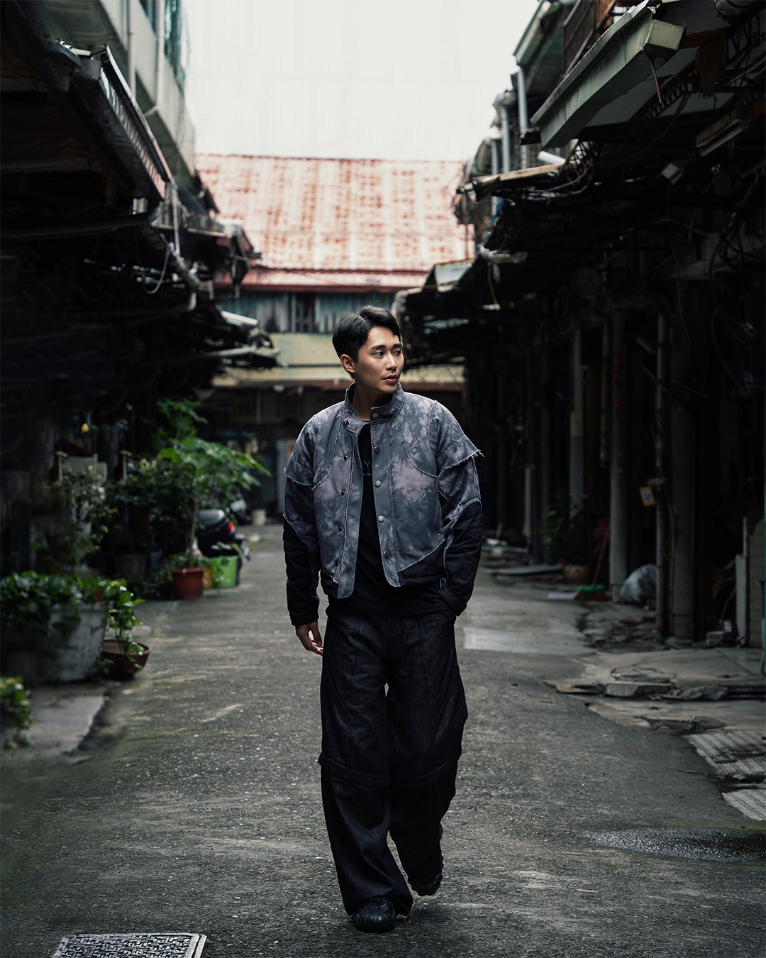 DSC00129 LOW KEY RUN NO.01 / Evolution – Membranous Wing Paneled Wide Denim(black)