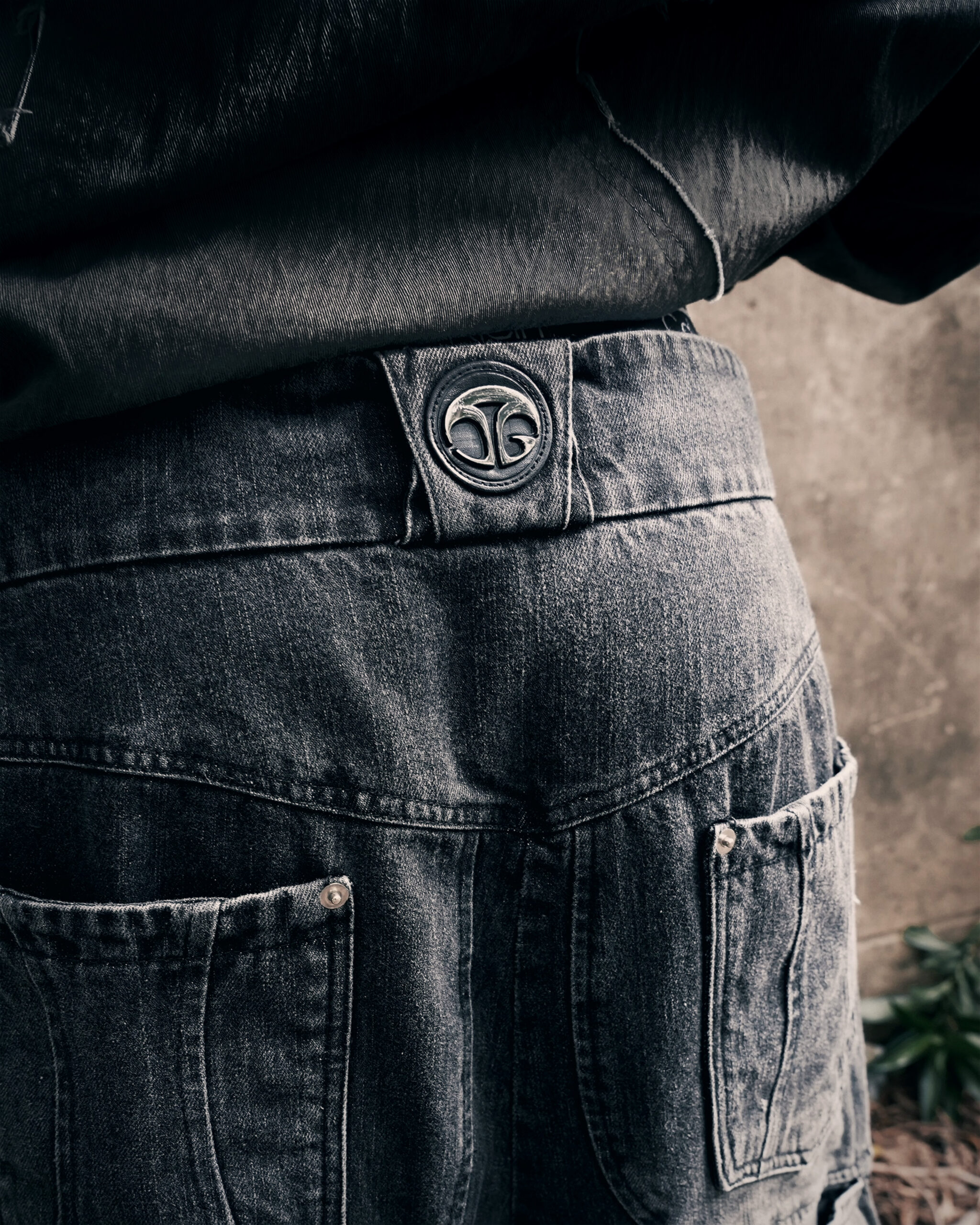 4 Evolution – Membranous Wing Paneled Wide Denim(black/Washed)