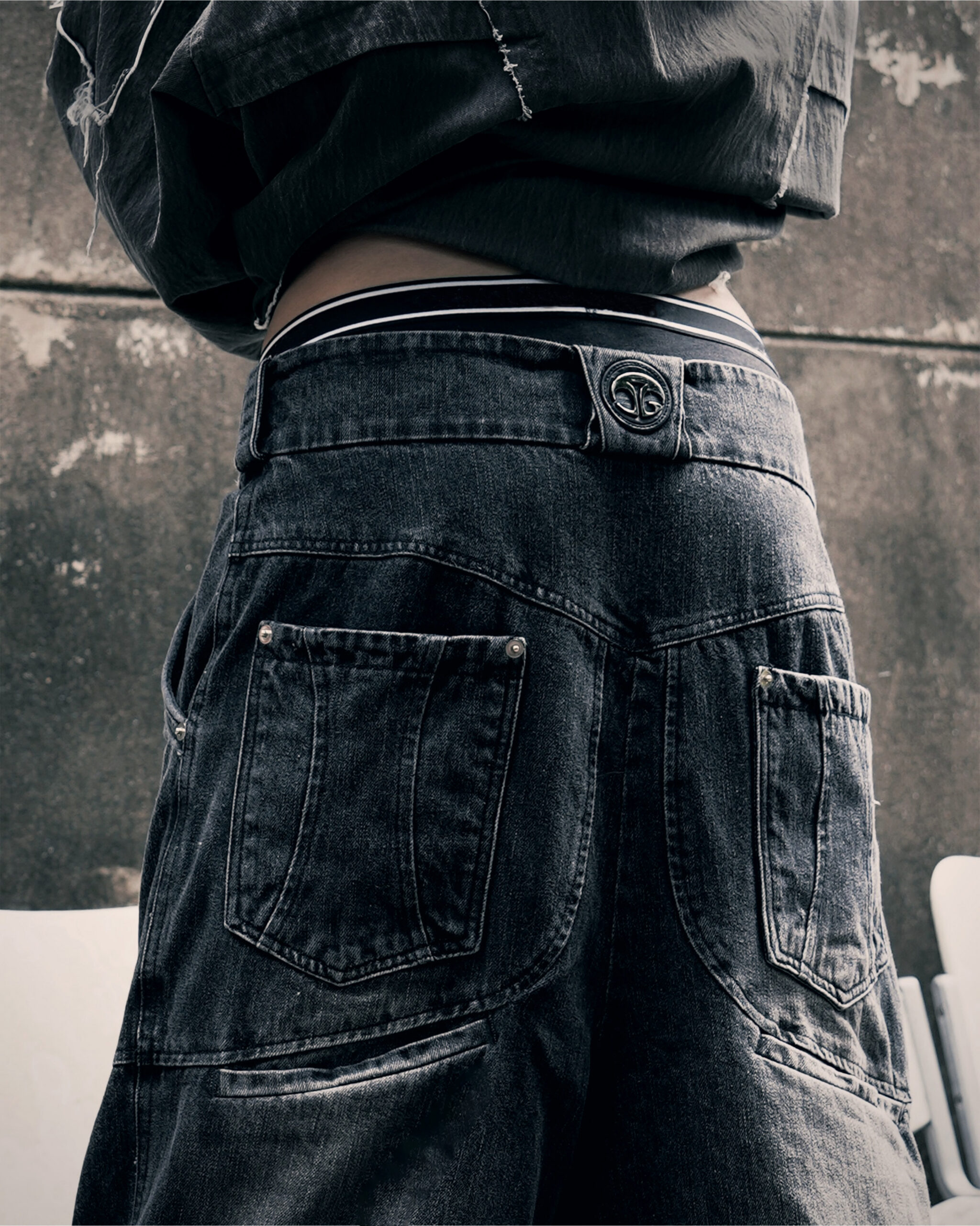 6 Evolution – Membranous Wing Paneled Wide Denim(black/Washed)